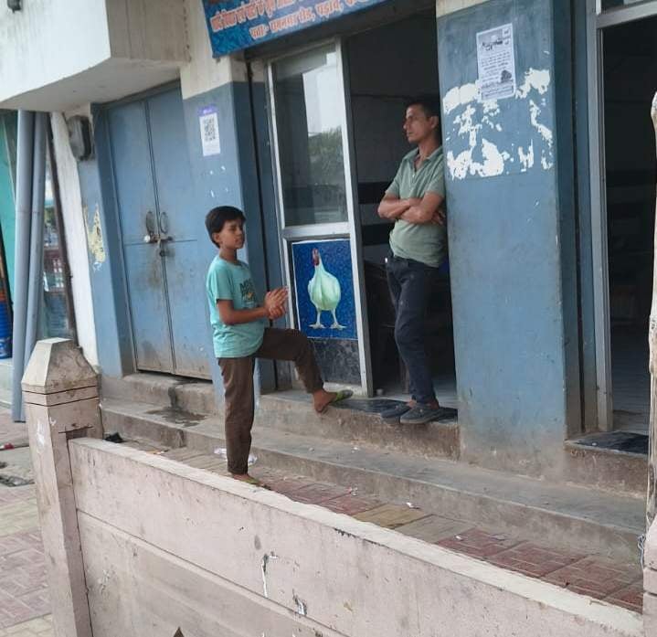 नवरात्र के पहले दिन पड़ाव के सूजाबाद पुलिस चौकी के सामने मछली मंडी में मछली बेचतीं महिला। संवाद नवरात्र के पहले दिन पड़ाव के सूजाबाद पुलिस चौकी के सामने मछली मंडी में मछली बेचतीं महिला। संवाद
