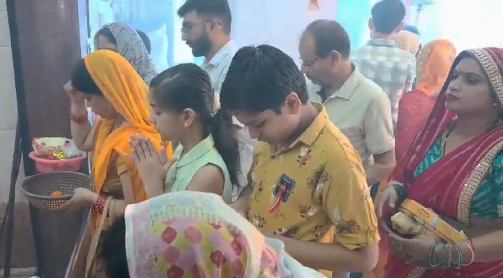 नवरात्र पर माता मिढुरिन देवी धाम मंदिर में माता रानी की पूजा करते भक्त। 
