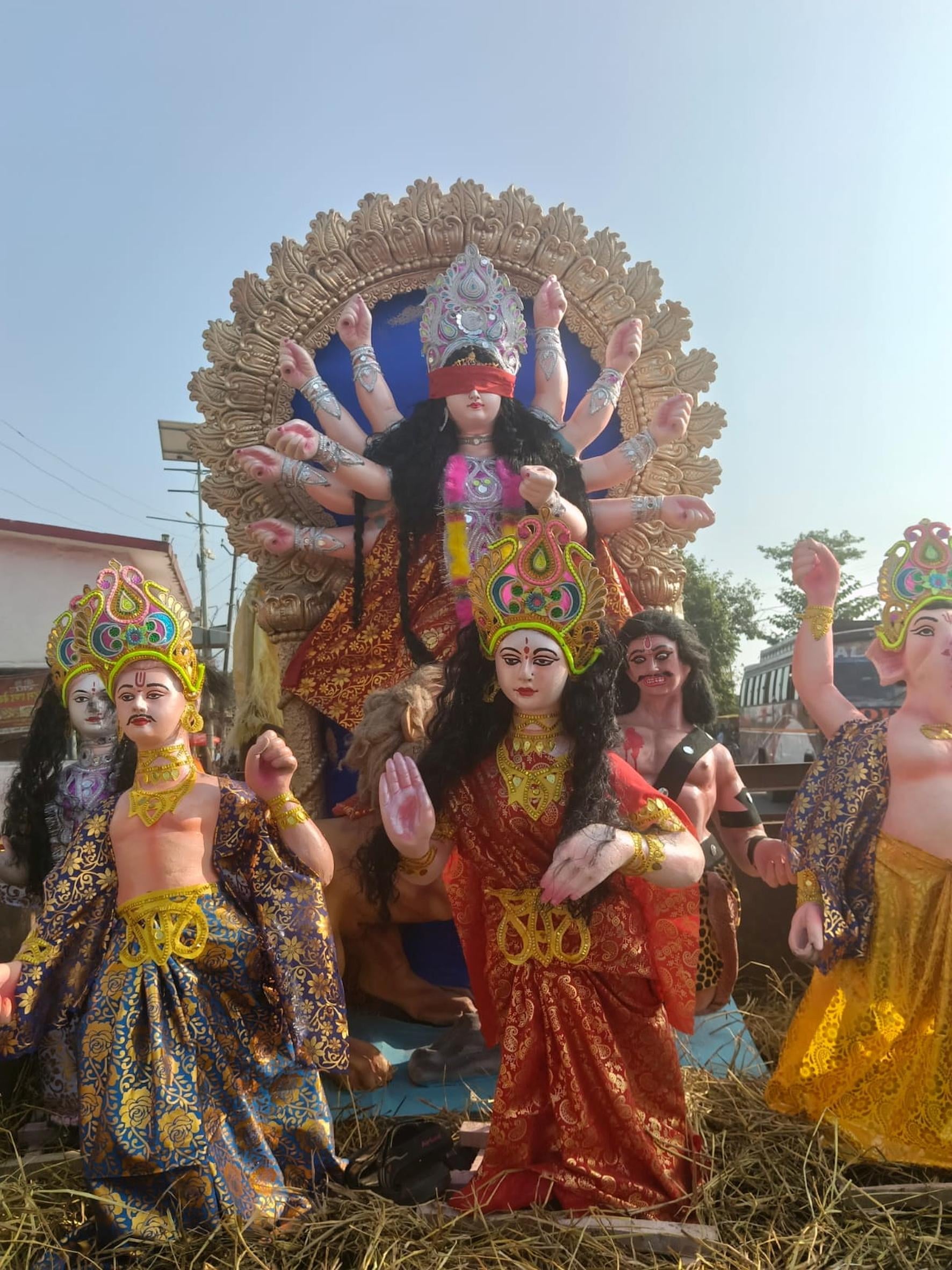 पंडालों में स्थापित दुर्गा प्रतिमाएं। पंडालों में स्थापित दुर्गा प्रतिमाएं।