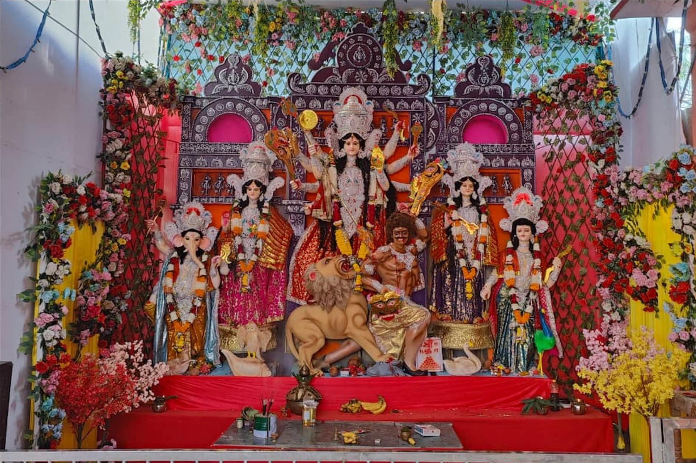 पंडालों में स्थापित दुर्गा प्रतिमाएं। पंडालों में स्थापित दुर्गा प्रतिमाएं।