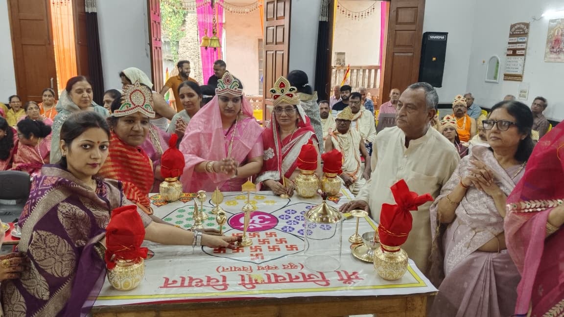 प्राचीन श्री पार्श्वनाथ दिगंबर जैन मंदिर में श्री जिनवाणी वेदी का अभिषेक करते समाज के लोग। स्र प्राचीन श्री पार्श्वनाथ दिगंबर जैन मंदिर में श्री जिनवाणी वेदी का अभिषेक करते समाज के लोग। स्र