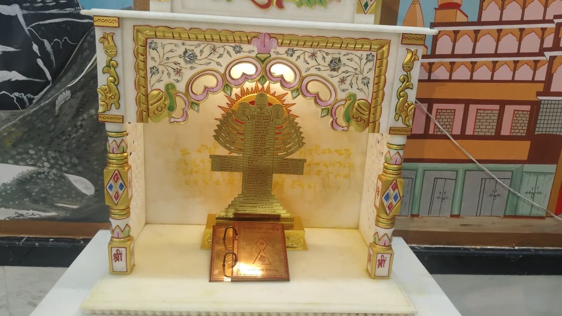 प्राचीन श्री पार्श्वनाथ दिगंबर जैन मंदिर में श्री जिनवाणी वेदी का अभिषेक करते समाज के लोग। स्र प्राचीन श्री पार्श्वनाथ दिगंबर जैन मंदिर में श्री जिनवाणी वेदी का अभिषेक करते समाज के लोग। स्र