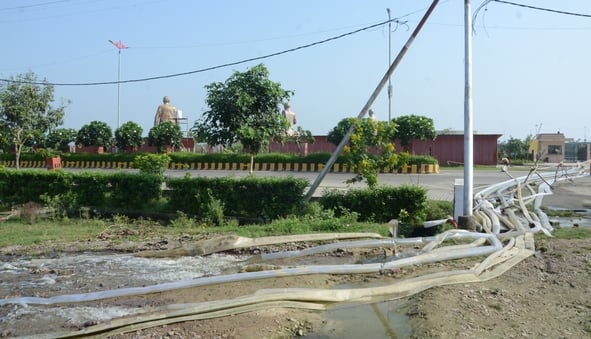प्रेरणा स्थल से आठ जेनसेट से निकाल रहे पानी।