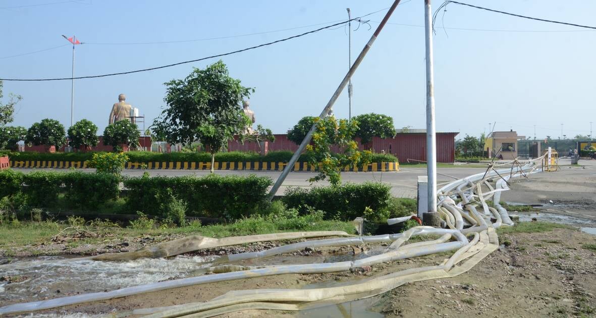 प्रेरणा स्थल से आठ जेनसेट से निकाल रहे पानी।