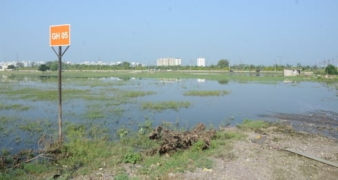 प्रेरणा स्थल से आठ जेनसेट से निकाल रहे पानी।