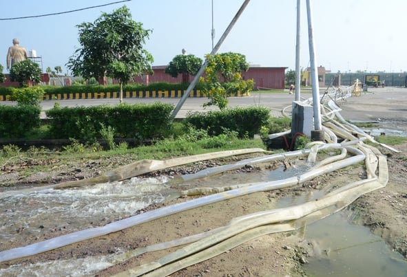 प्रेरणा स्थल से आठ जेनसेट से निकाल रहे पानी।