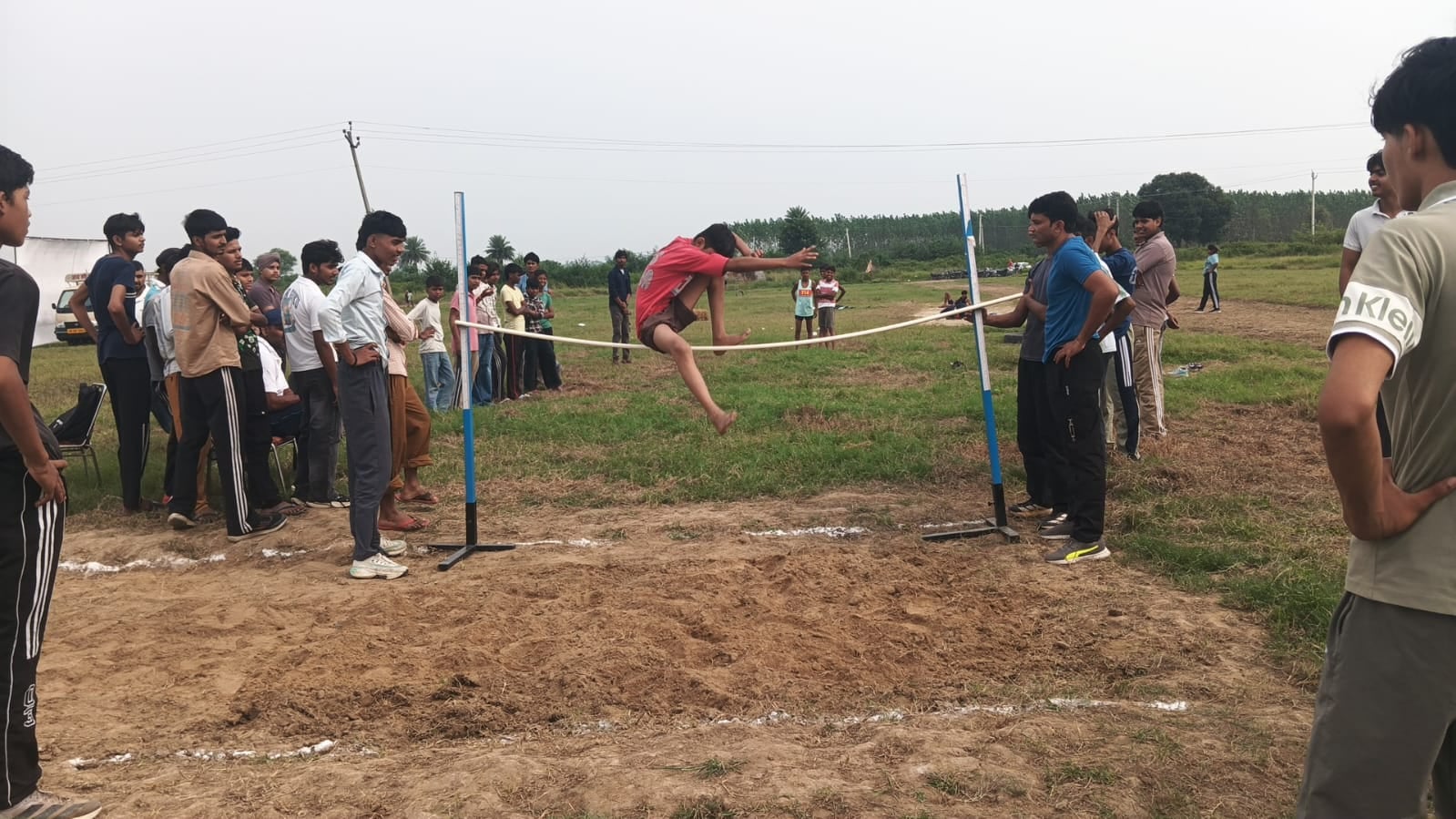 प्रतियोगिता के दौरान दौड़ लगाने के लिए तैयार खिलाड़ी। आयोजक प्रतियोगिता के दौरान दौड़ लगाने के लिए तैयार खिलाड़ी। आयोजक