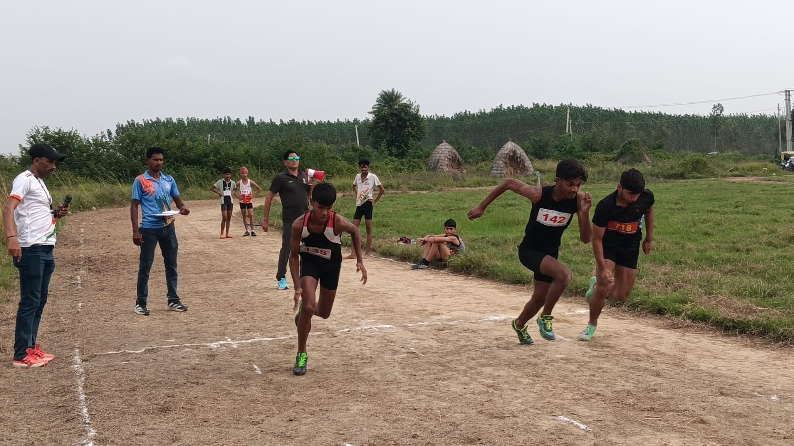 प्रतियोगिता के दौरान दौड़ लगाने के लिए तैयार खिलाड़ी। आयोजक प्रतियोगिता के दौरान दौड़ लगाने के लिए तैयार खिलाड़ी। आयोजक