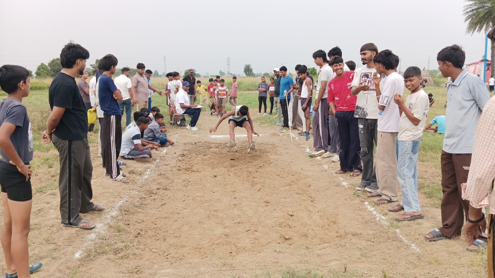 प्रतियोगिता के दौरान दौड़ लगाने के लिए तैयार खिलाड़ी। आयोजक प्रतियोगिता के दौरान दौड़ लगाने के लिए तैयार खिलाड़ी। आयोजक