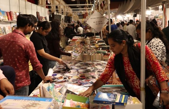 पुस्तक मेले में किताबें पसंद करते खरीदार। पुस्तक मेले में किताबें पसंद करते खरीदार।