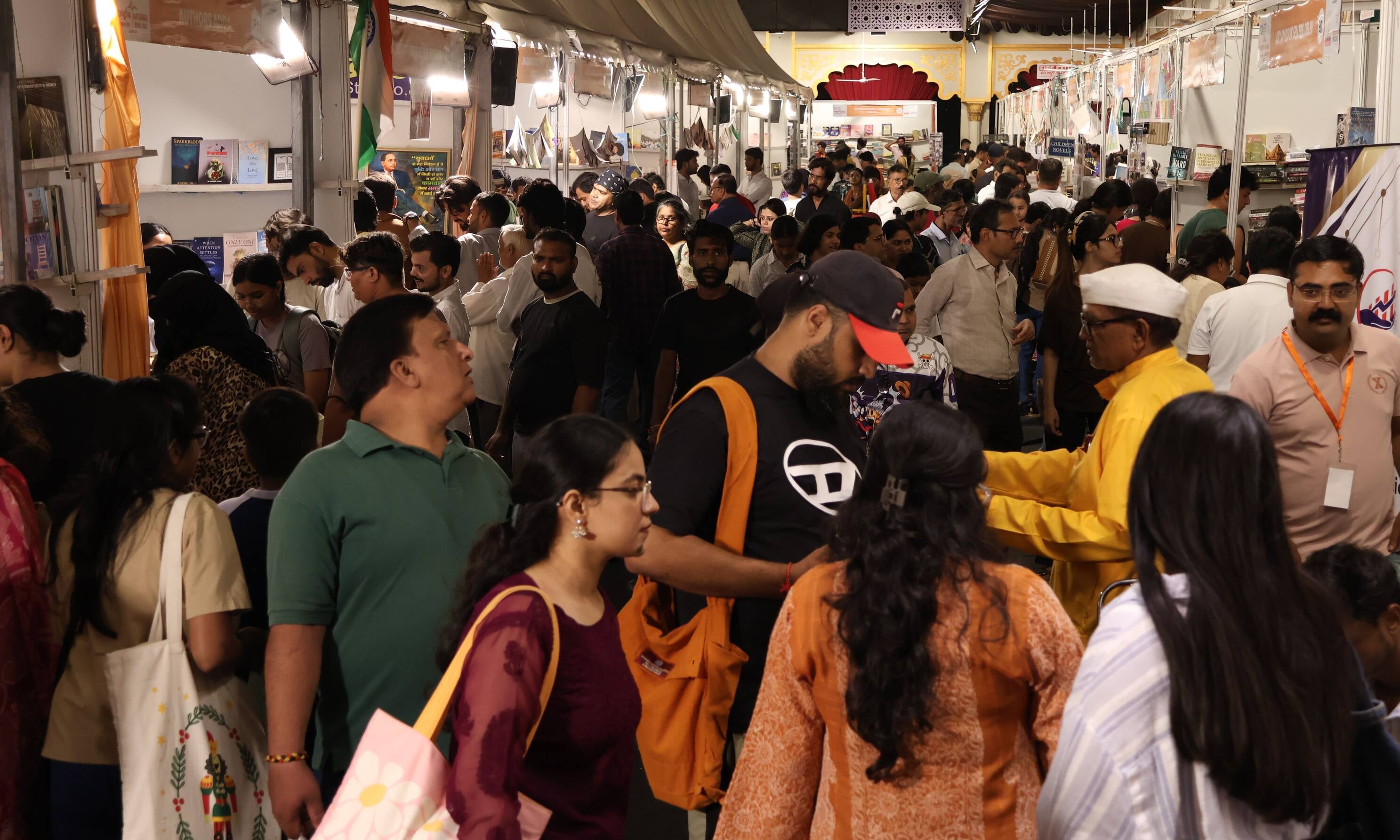 पुस्तक मेले में किताबें पसंद करते खरीदार। पुस्तक मेले में किताबें पसंद करते खरीदार।