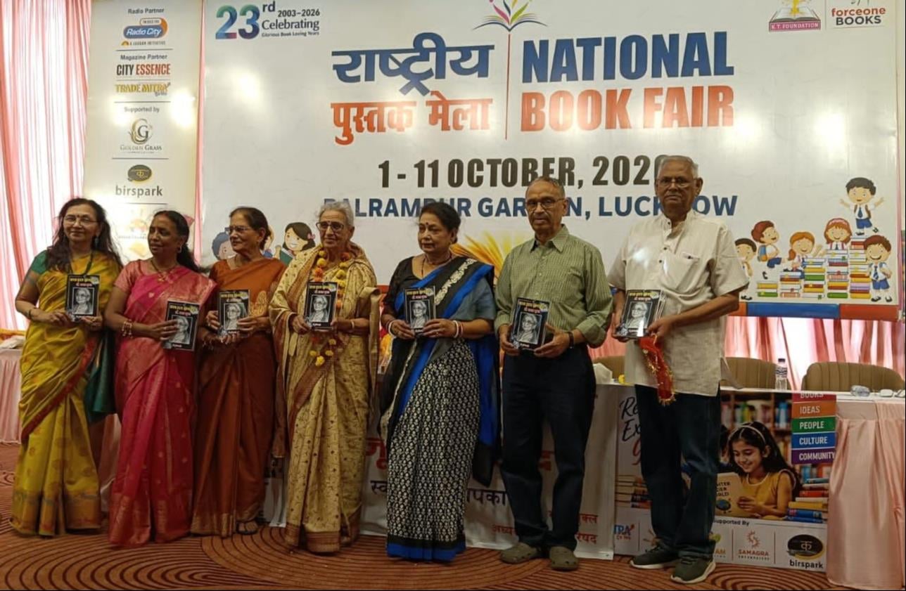 पुस्तक मेले में किताबें पसंद करते खरीदार। पुस्तक मेले में किताबें पसंद करते खरीदार।