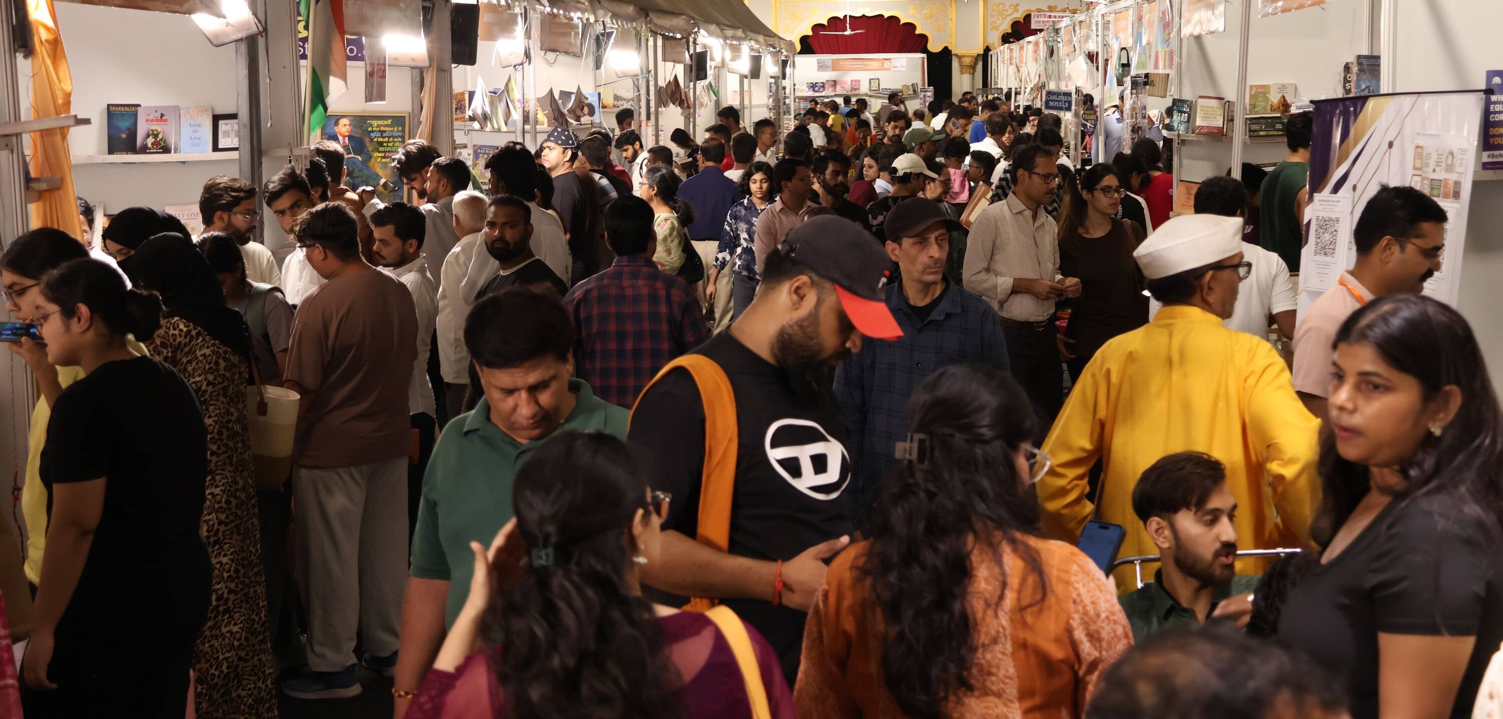 पुस्तक मेले में किताबें पसंद करते खरीदार। पुस्तक मेले में किताबें पसंद करते खरीदार।
