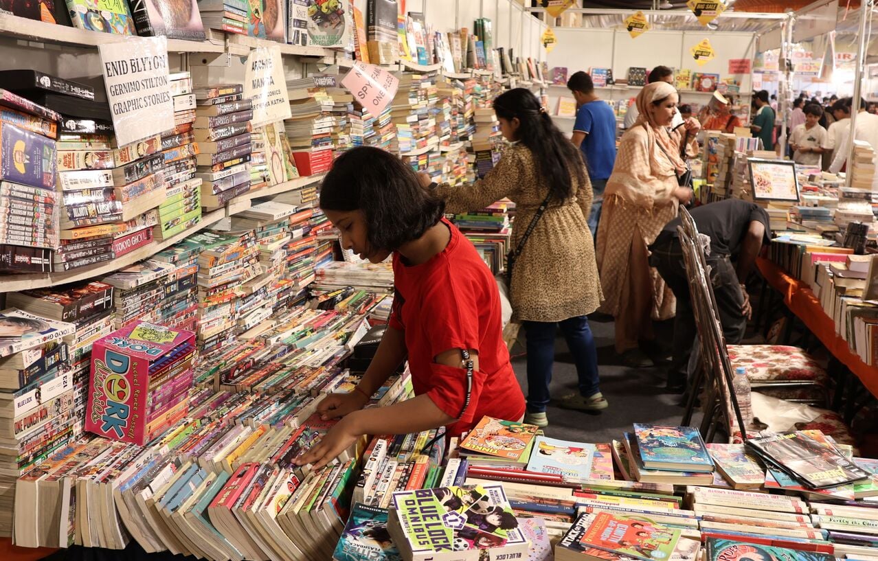 पुस्तक मेले में किताबें पसंद करते खरीदार। पुस्तक मेले में किताबें पसंद करते खरीदार।