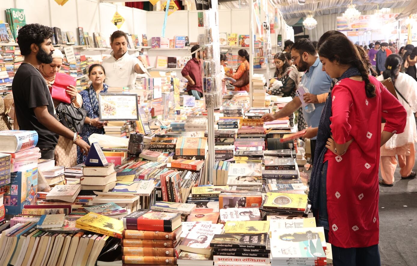 पुस्तक मेले में किताबें पसंद करते खरीदार। पुस्तक मेले में किताबें पसंद करते खरीदार।