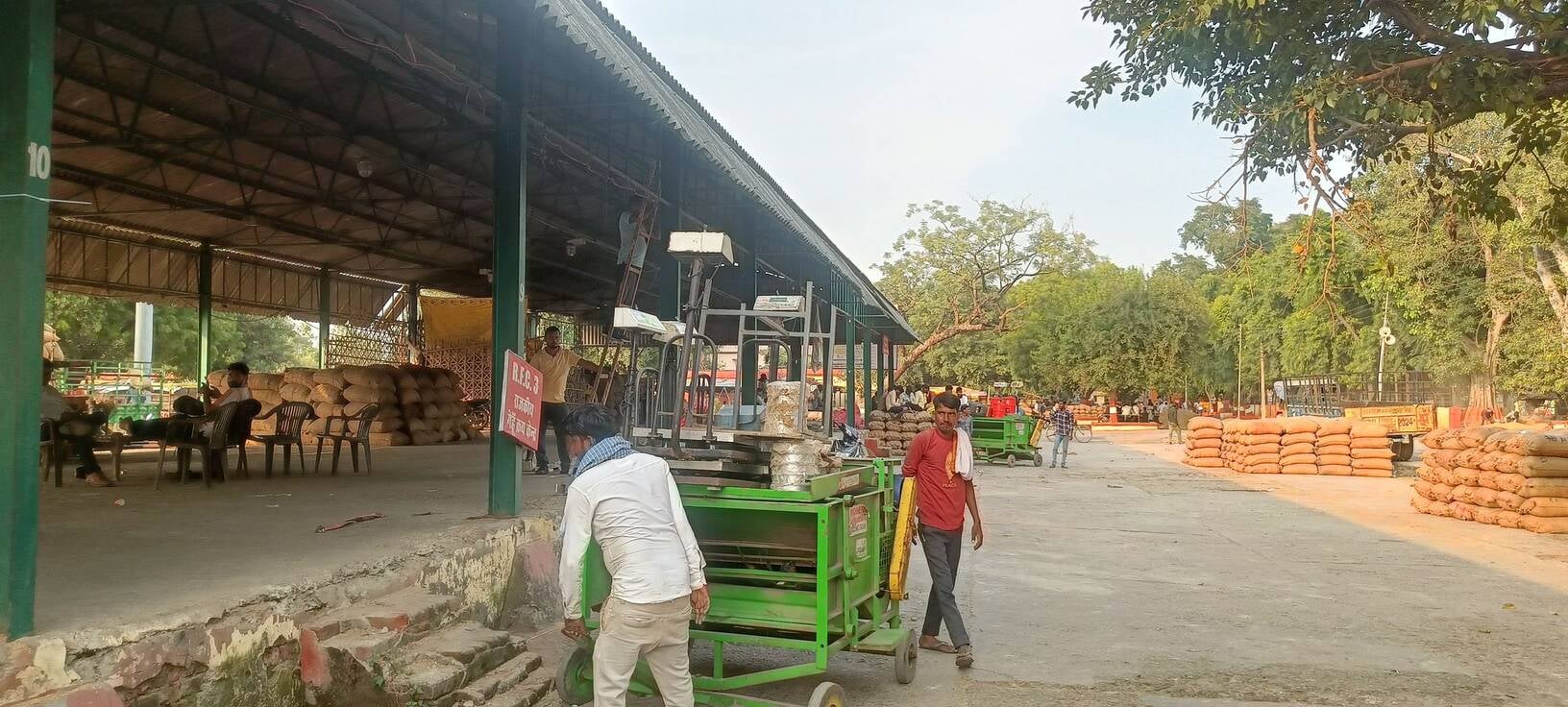 पुवायां मंडी में नीलामी चबूतरा नंबर पांच : इसी टिनशेड में लगने वाले आरएफसी के सेंटरों का कोई बै पुवायां मंडी में नीलामी चबूतरा नंबर पांच : इसी टिनशेड में लगने वाले आरएफसी के सेंटरों का कोई बै