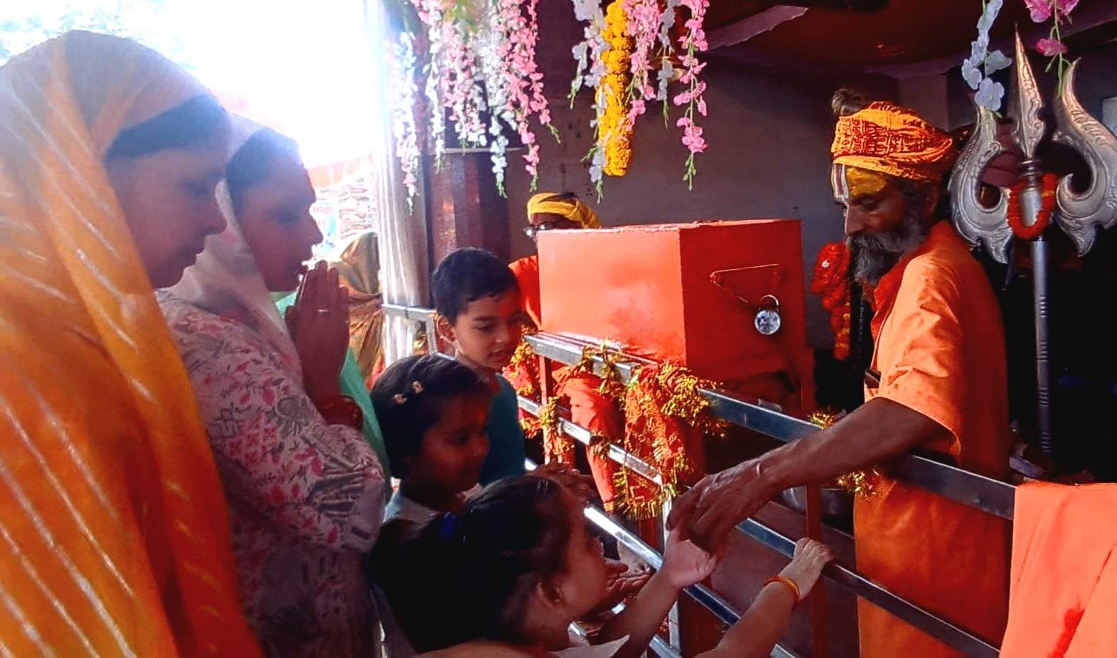 रौता चौराहा स्थित दुर्गा मंदिर पर पूजन- अर्चन करते श्रद्धालु। संवाद रौता चौराहा स्थित दुर्गा मंदिर पर पूजन- अर्चन करते श्रद्धालु। संवाद