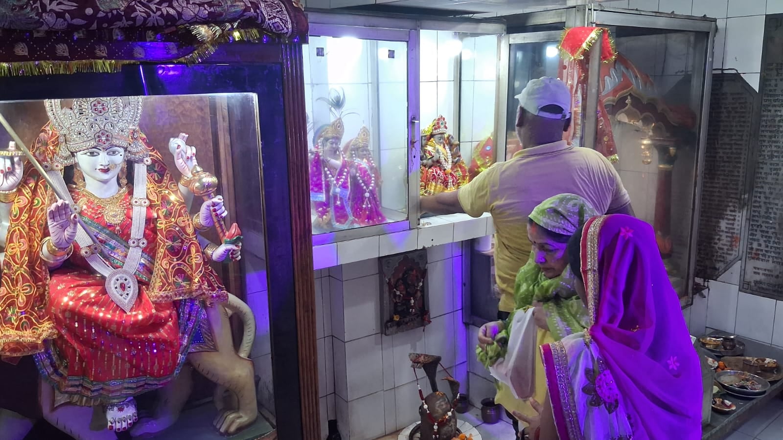 रौता चौराहा स्थित दुर्गा मंदिर पर पूजन- अर्चन करते श्रद्धालु। संवाद रौता चौराहा स्थित दुर्गा मंदिर पर पूजन- अर्चन करते श्रद्धालु। संवाद