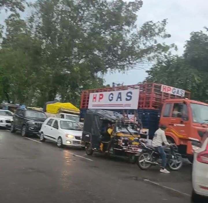 रादौर रोड पर औरंगाबाद के पास लगे जाम में फंसे वाहन चालक। संवाद रादौर रोड पर औरंगाबाद के पास लगे जाम में फंसे वाहन चालक। संवाद
