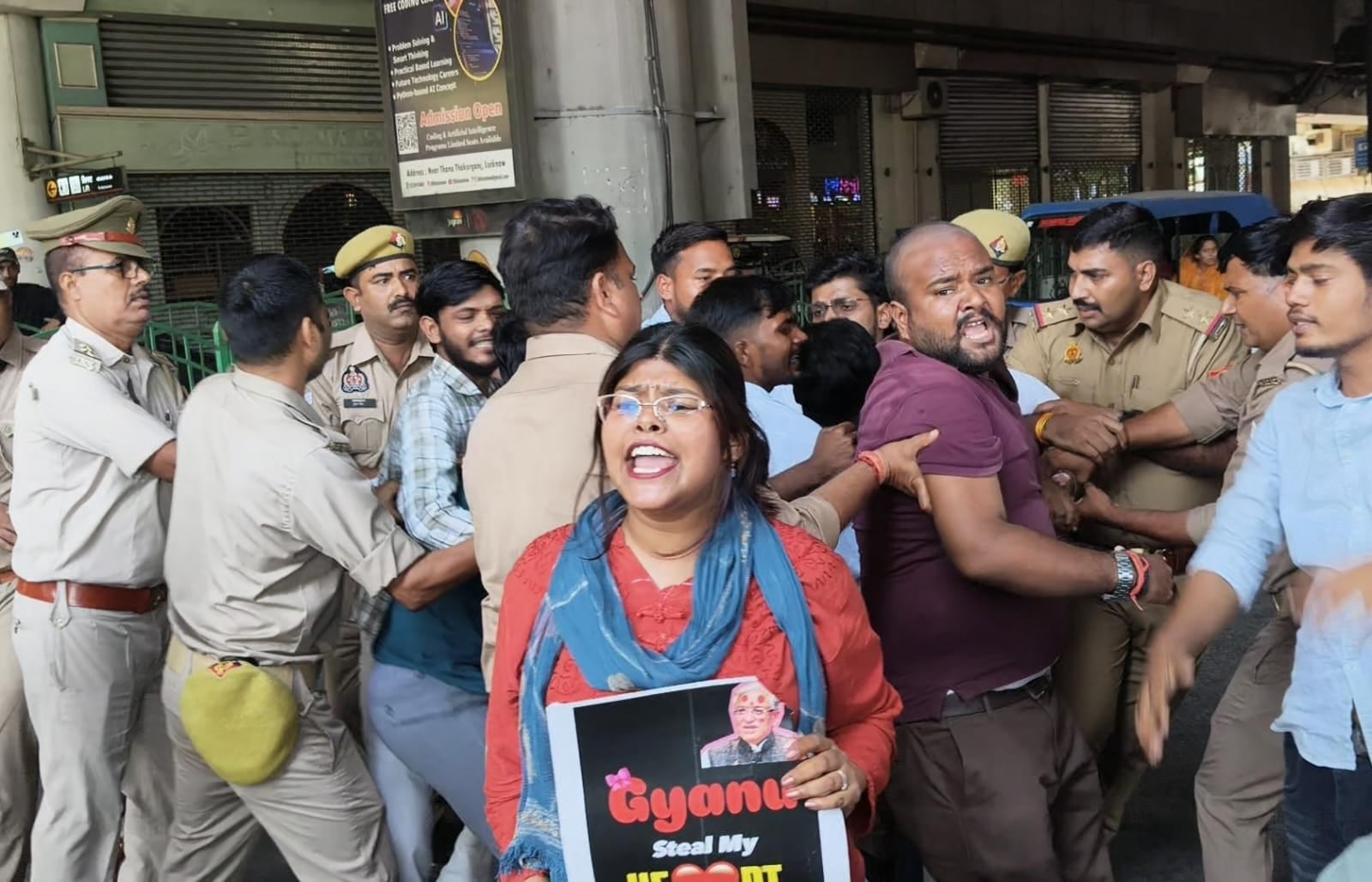 सीजेपी के प्रदर्शन के समर्थन में लखनऊ विश्वविद्यालय के छात्र सड़क पर उतरे। सीजेपी के प्रदर्शन के समर्थन में लखनऊ विश्वविद्यालय के छात्र सड़क पर उतरे।