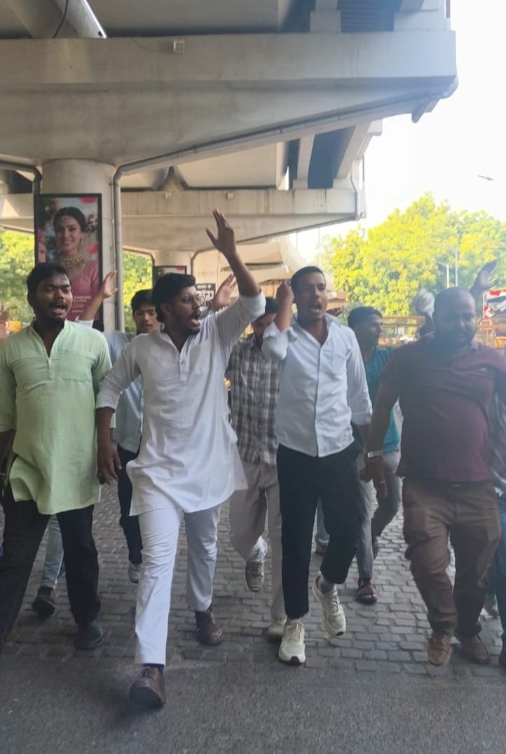 सीजेपी के प्रदर्शन के समर्थन में लखनऊ विश्वविद्यालय के छात्र सड़क पर उतरे। सीजेपी के प्रदर्शन के समर्थन में लखनऊ विश्वविद्यालय के छात्र सड़क पर उतरे।