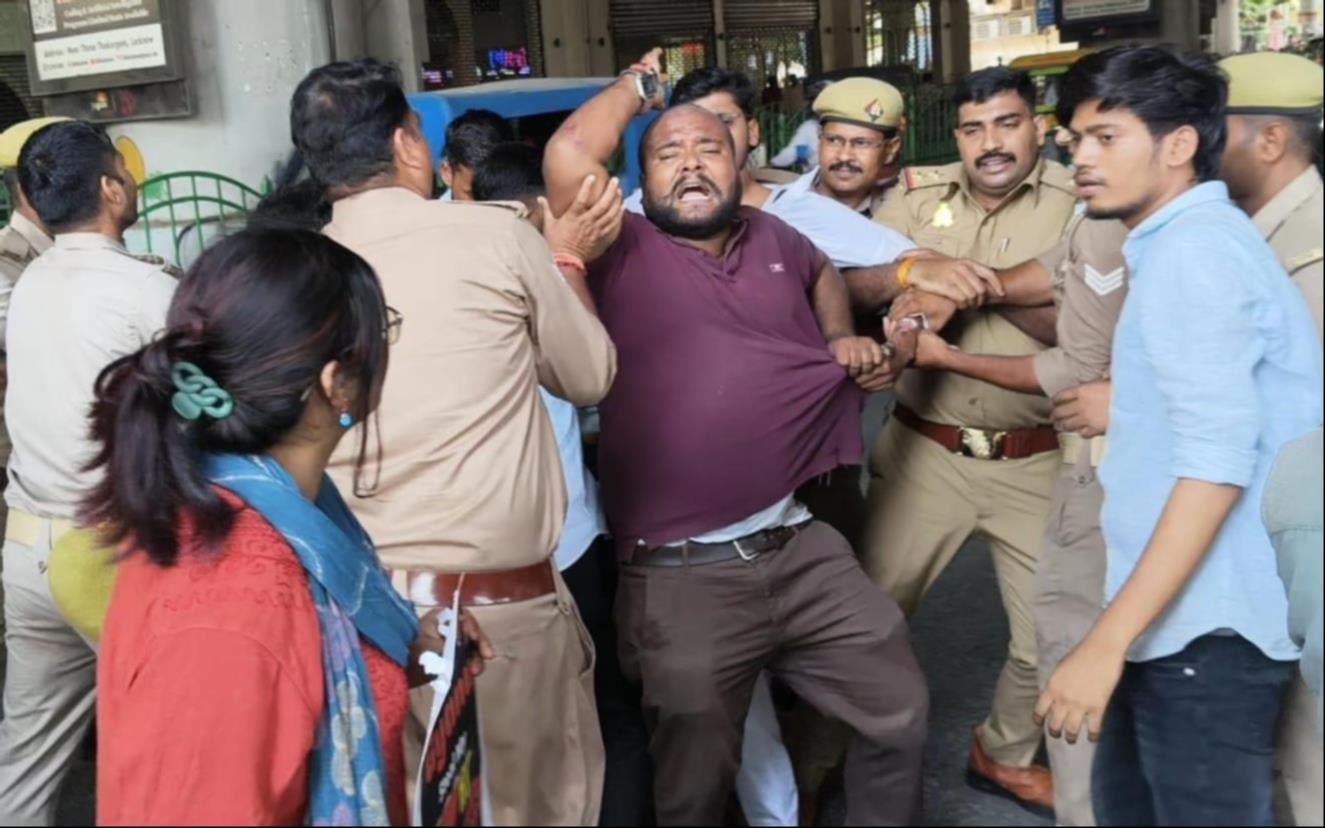 सीजेपी के प्रदर्शन के समर्थन में लखनऊ विश्वविद्यालय के छात्र सड़क पर उतरे। सीजेपी के प्रदर्शन के समर्थन में लखनऊ विश्वविद्यालय के छात्र सड़क पर उतरे।