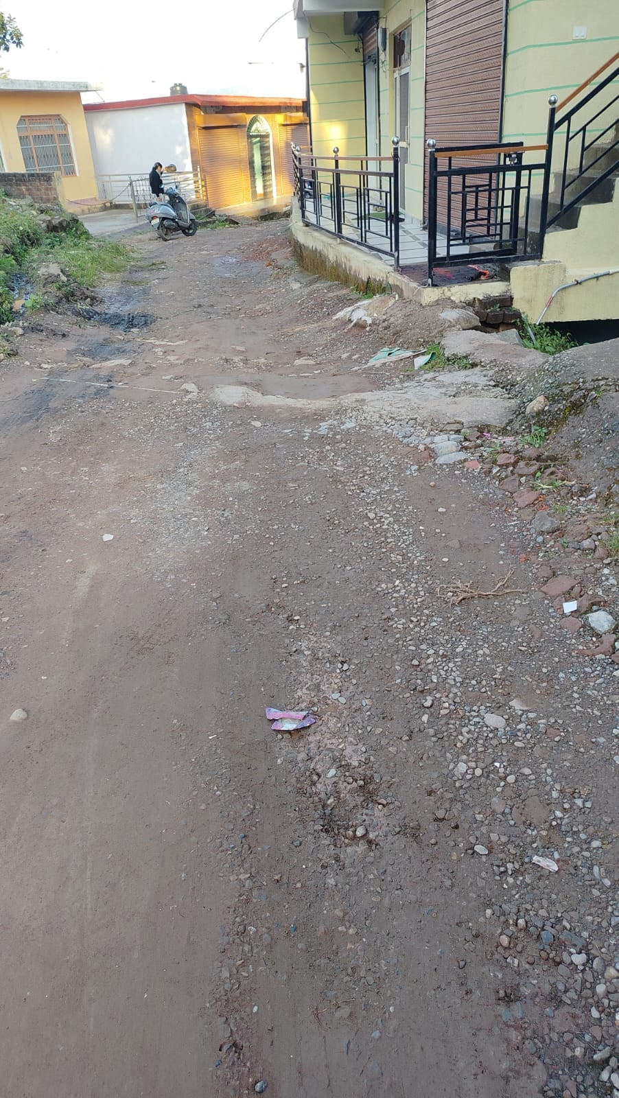 सराहां से एसवीएन कॉलोनी को जोड़ने वाली खस्ताहाल सड़क। संवाद