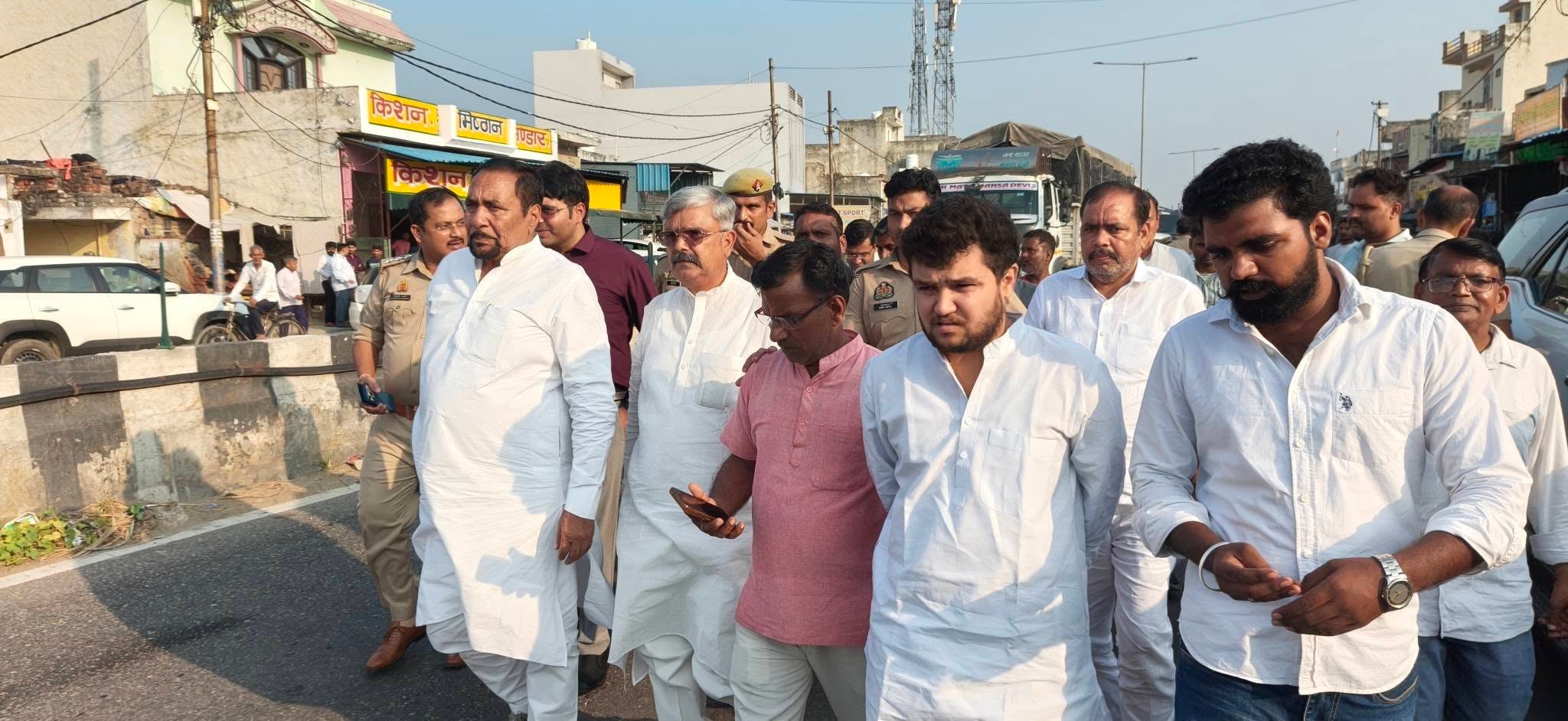 सरधना। मेरठ करनाल हाईवे पर दबथुवा मेंसडृक हादसे में तीन मौत के बाद जाम के लिए बैठी महिलाओं को स सरधना। मेरठ करनाल हाईवे पर दबथुवा मेंसडृक हादसे में तीन मौत के बाद जाम के लिए बैठी महिलाओं को स