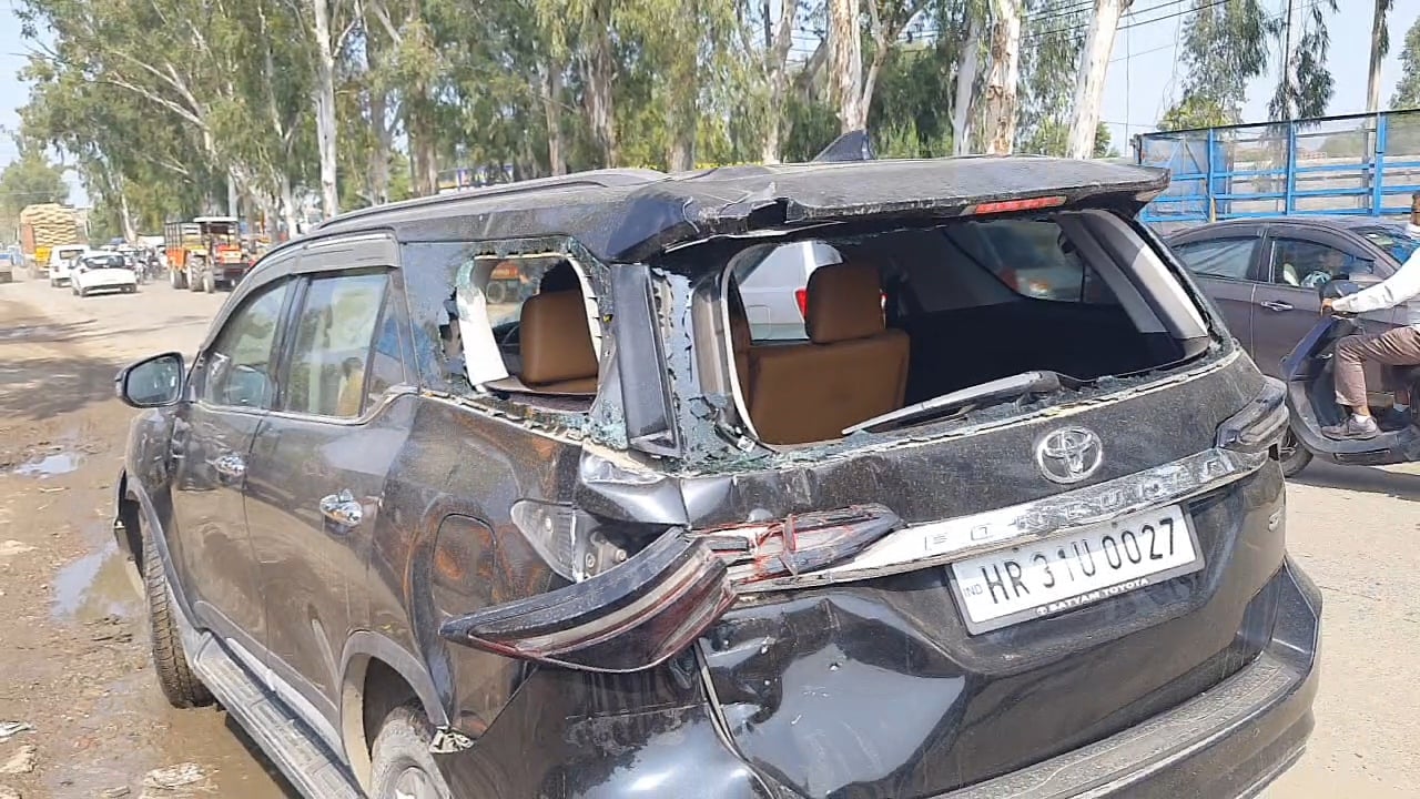 सड़क दुर्घटना में टूटी कार की फोटो। संवाद सड़क दुर्घटना में टूटी कार की फोटो। संवाद