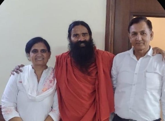 स्वामी रामदेव व अपने पति के साथ अमर राविश। स्वयं