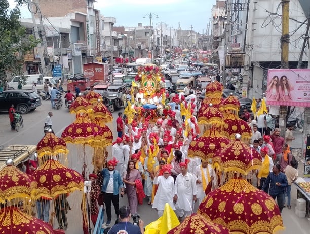 शोभायात्रा में सजाया महाराजा अग्रसेन का दरबार। संवाद शोभायात्रा में सजाया महाराजा अग्रसेन का दरबार। संवाद
