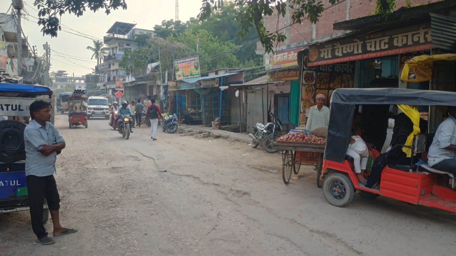 शहर के विशेश्वरगंज चौराहे स्थित मीट की दुकान पर पसरा सन्नाटा। संवाद शहर के विशेश्वरगंज चौराहे स्थित मीट की दुकान पर पसरा सन्नाटा। संवाद