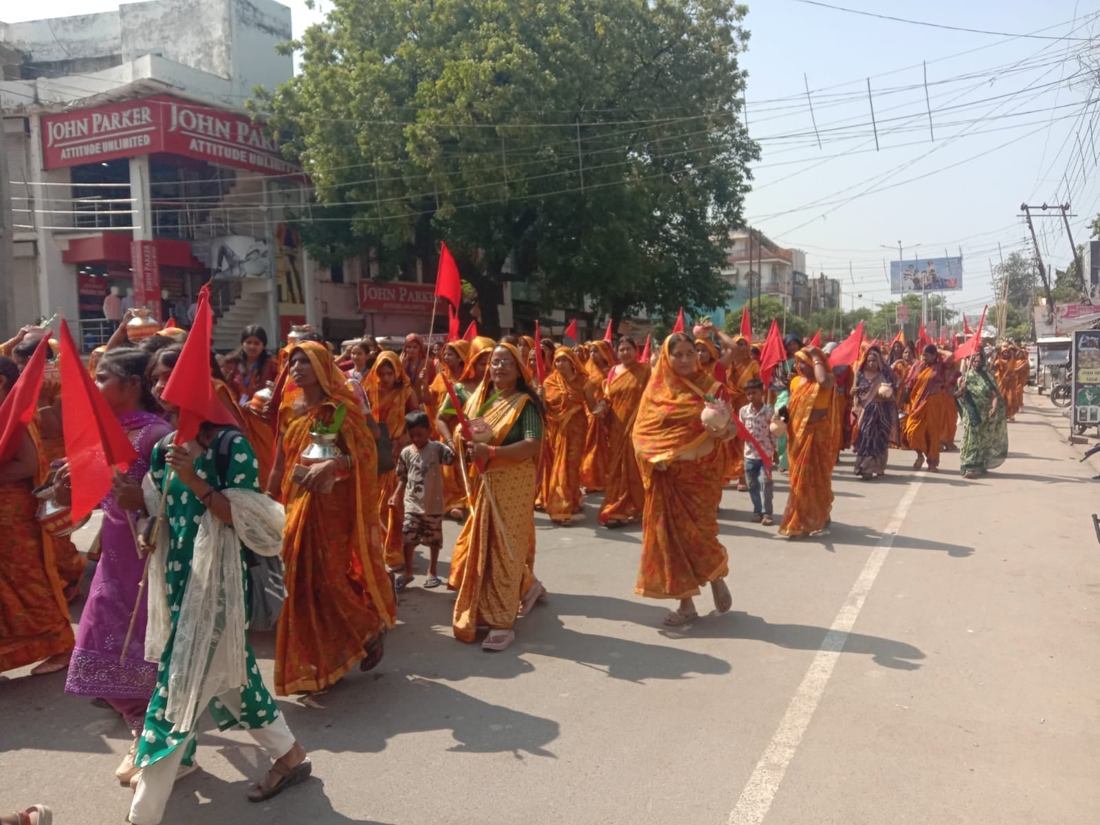 शहर में निकली कलश यात्रा में शामिल महिलाएं स्रोत आयोजक शहर में निकली कलश यात्रा में शामिल महिलाएं स्रोत आयोजक