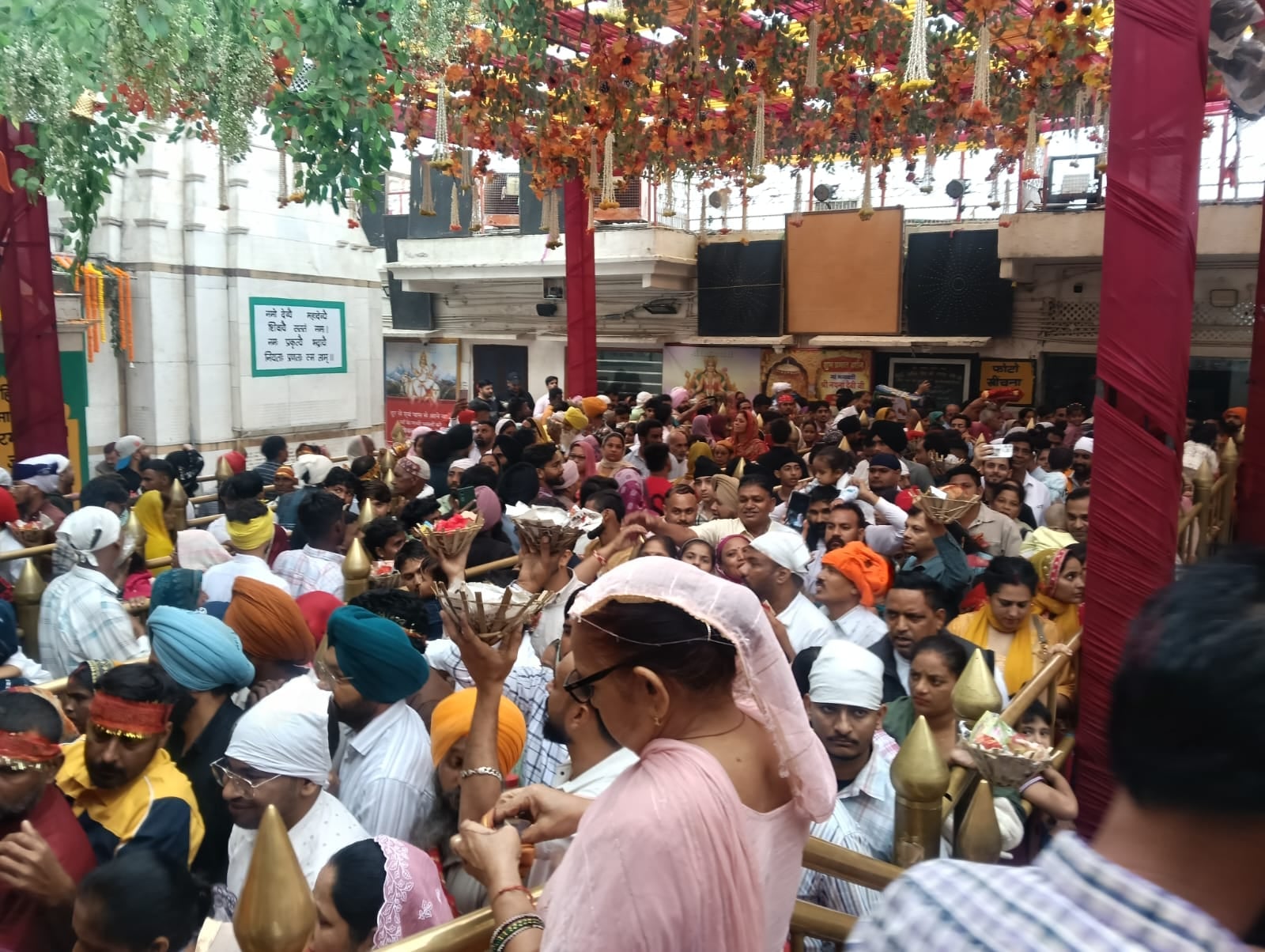 श्री नयना देवी जी मंदिर में दर्शन के लिए कतारों में खड़े श्रद्धालु। संवाद श्री नयना देवी जी मंदिर में दर्शन के लिए कतारों में खड़े श्रद्धालु। संवाद