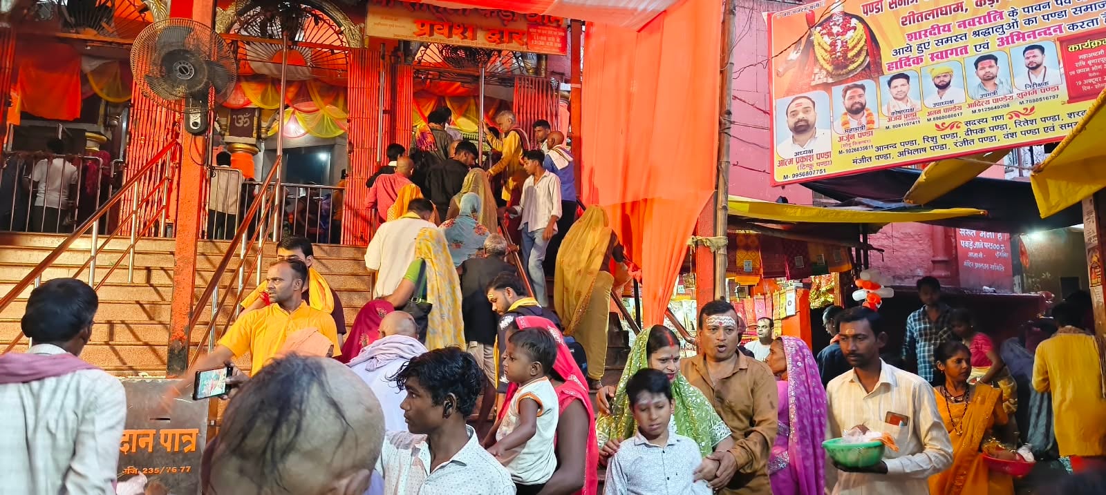 दुकान पर खरीदारी करते श्रद्धालु। संवाद दुकान पर खरीदारी करते श्रद्धालु। संवाद