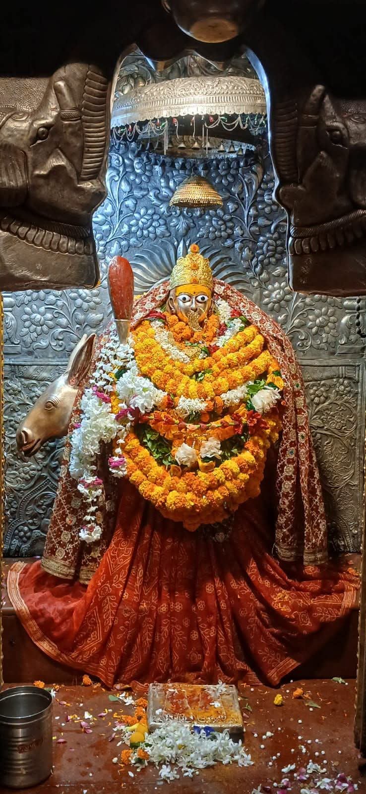 दुकान पर खरीदारी करते श्रद्धालु। संवाद दुकान पर खरीदारी करते श्रद्धालु। संवाद