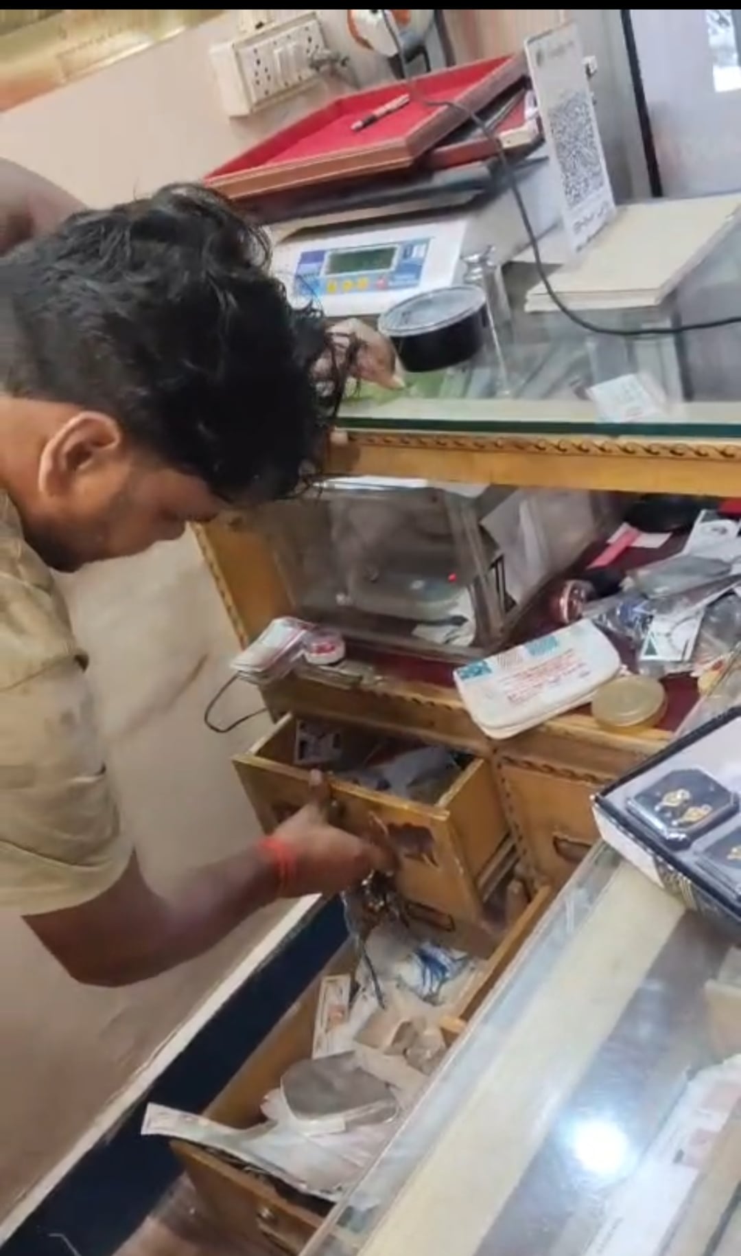 थाने के पास सराफ की दुकान से जेवर व नकदी चोरी