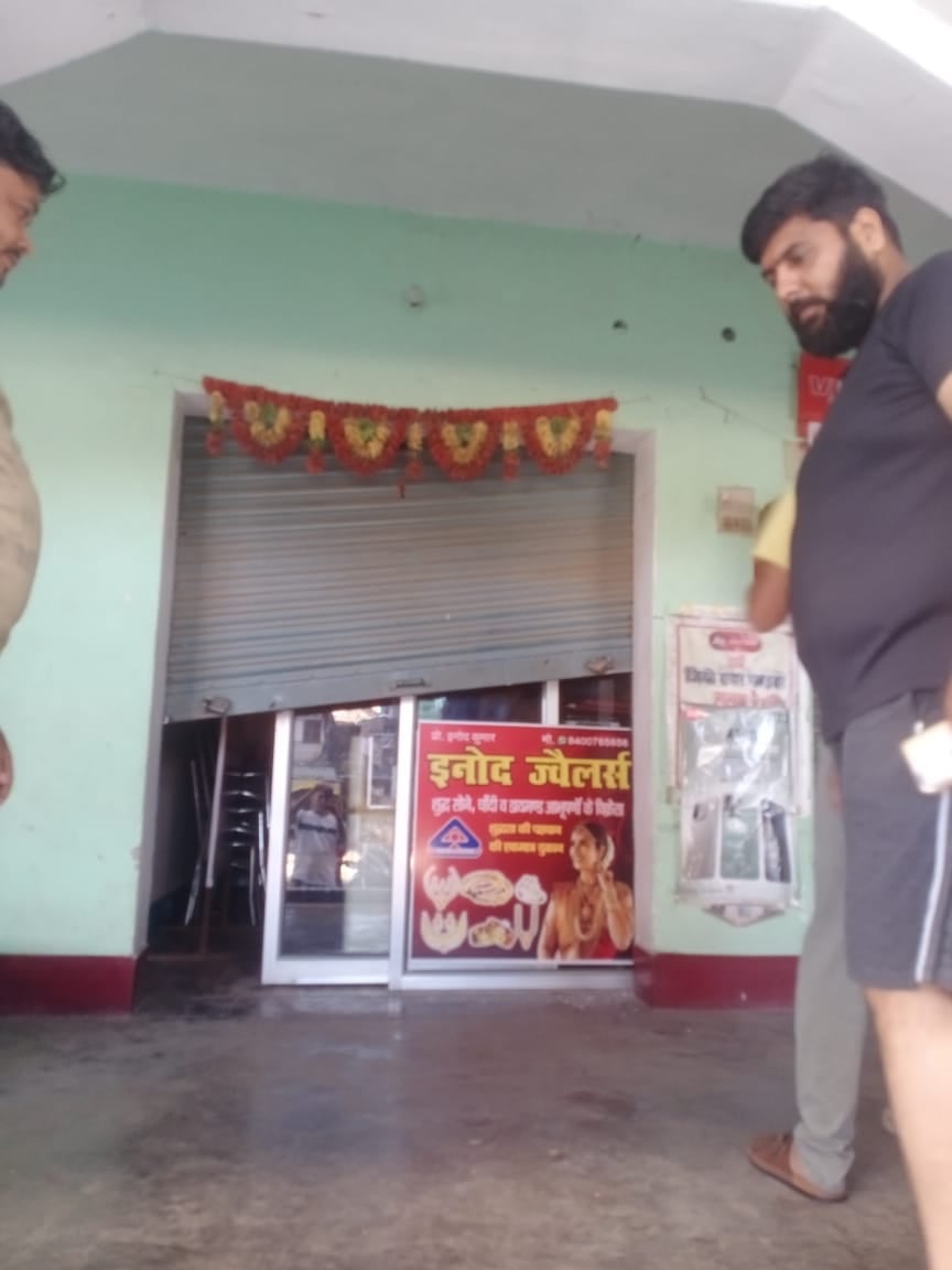 थाने के पास सराफ की दुकान से जेवर व नकदी चोरी