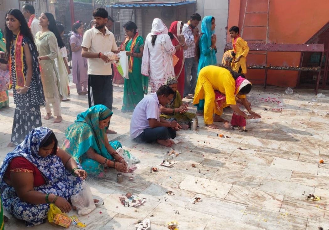 उघैती के देवी मंदिर में उमड़ी पूजा करने वाली महिलाओं की भीड़। संवाद उघैती के देवी मंदिर में उमड़ी पूजा करने वाली महिलाओं की भीड़। संवाद