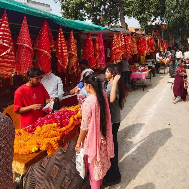 उघैती के देवी मंदिर में उमड़ी पूजा करने वाली महिलाओं की भीड़। संवाद उघैती के देवी मंदिर में उमड़ी पूजा करने वाली महिलाओं की भीड़। संवाद