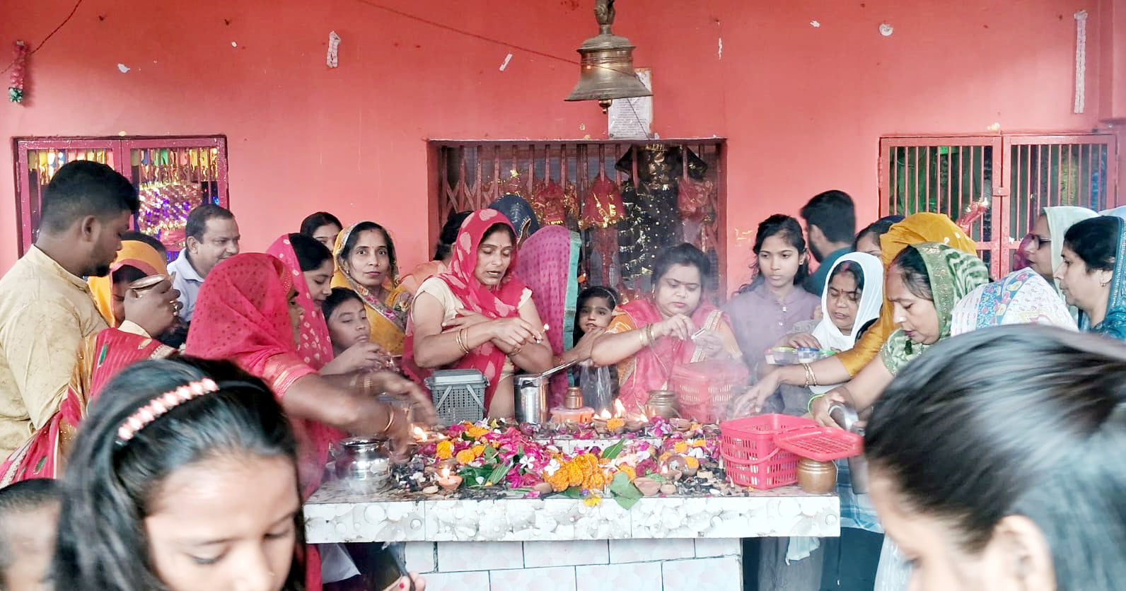 उघैती के देवी मंदिर में उमड़ी पूजा करने वाली महिलाओं की भीड़। संवाद उघैती के देवी मंदिर में उमड़ी पूजा करने वाली महिलाओं की भीड़। संवाद