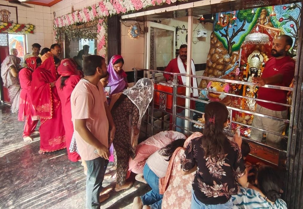 उघैती के देवी मंदिर में उमड़ी पूजा करने वाली महिलाओं की भीड़। संवाद उघैती के देवी मंदिर में उमड़ी पूजा करने वाली महिलाओं की भीड़। संवाद