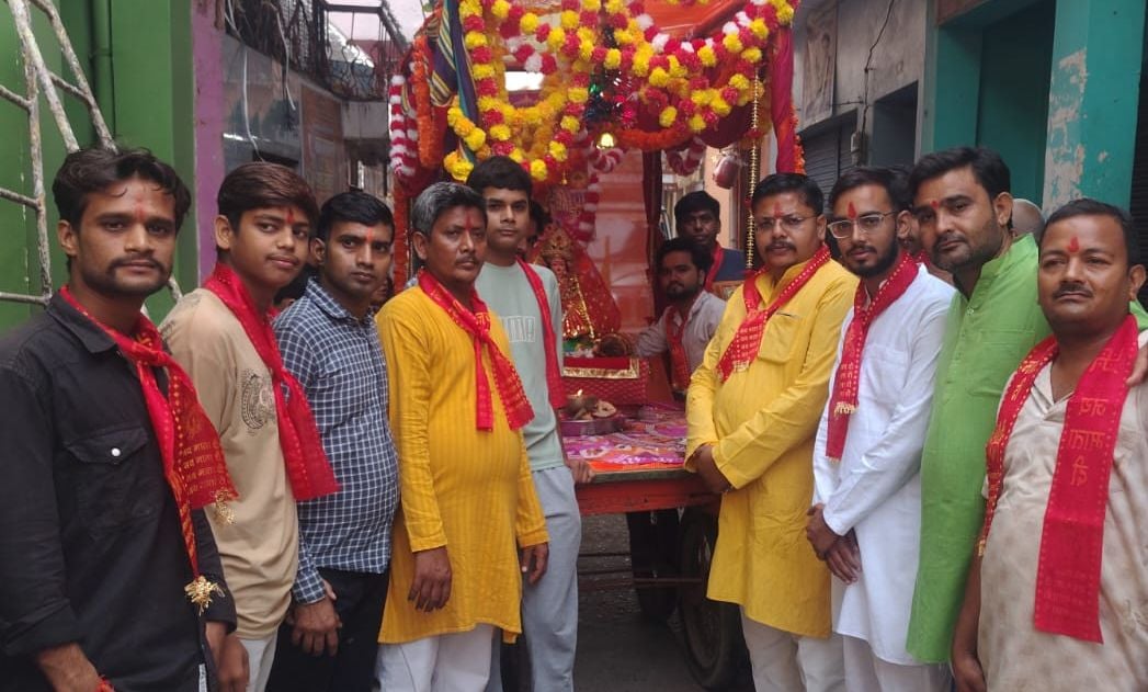 उघैती के देवी मंदिर में उमड़ी पूजा करने वाली महिलाओं की भीड़। संवाद उघैती के देवी मंदिर में उमड़ी पूजा करने वाली महिलाओं की भीड़। संवाद