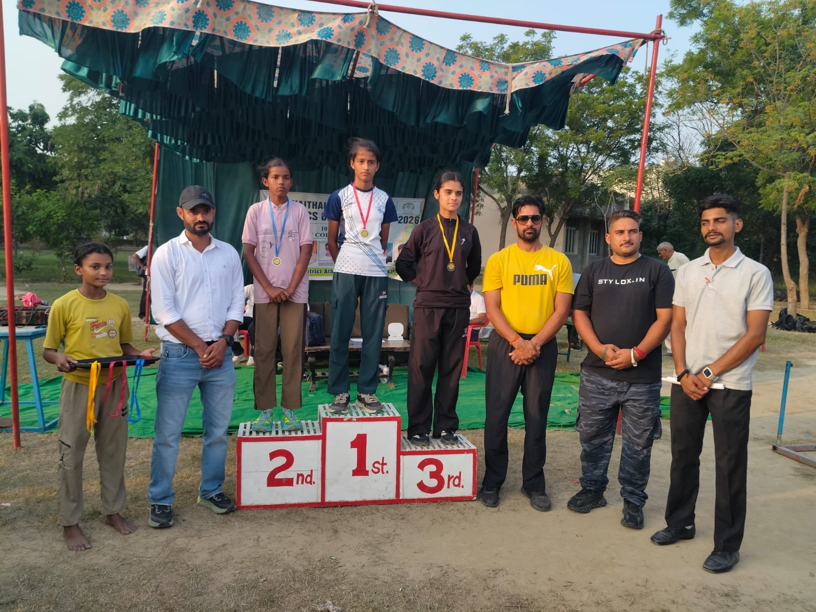 विजेता खिलाड़ियों को मेडल पहनाकर सम्मानित करते मुख्यातिथि व अन्य। कोच विजेता खिलाड़ियों को मेडल पहनाकर सम्मानित करते मुख्यातिथि व अन्य। कोच