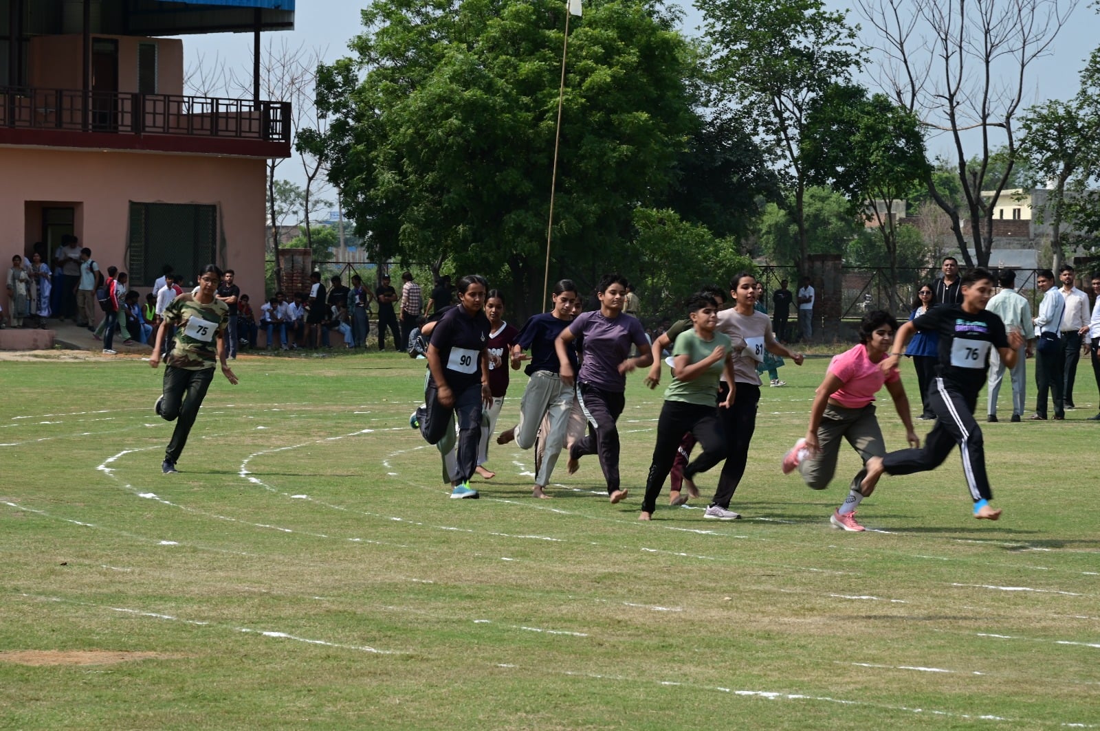 12jjrp05- राजकीय नेहरू कॉलेज में आयोजित खेलकूद प्रतियोगिता में भाग लेते खिलाड़ी। स्रोत : कॉलेज 12jjrp05- राजकीय नेहरू कॉलेज में आयोजित खेलकूद प्रतियोगिता में भाग लेते खिलाड़ी। स्रोत : कॉलेज