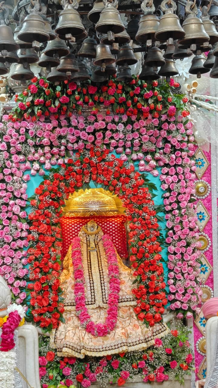 12jjrp10- बेरी स्थित माता भीमेश्वरी देवी मंदिर में दर्शन के लिए उमड़ी श्रद्धालुओं की भीड़। संव