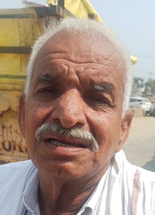 अंबाला छावनी की मोहडा अनाज मंडी में धान सुखाते श्रमिक। संवाद अंबाला छावनी की मोहडा अनाज मंडी में धान सुखाते श्रमिक। संवाद