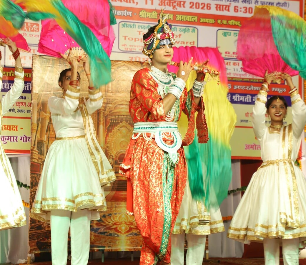 अग्रसेन जयंती महोत्सव में पालिकाध्यक्ष को सम्मिानत करती महिला समिति की पदाधिकारी। संवाद
