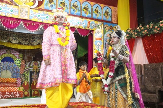 बड़ा बाजार रामलीला में धनुष तोड़ने की लीला का मंचन करते कलाकार l संवाद बड़ा बाजार रामलीला में धनुष तोड़ने की लीला का मंचन करते कलाकार l संवाद