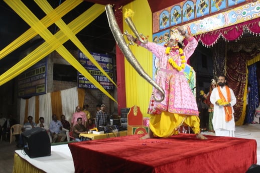 बड़ा बाजार रामलीला में धनुष तोड़ने की लीला का मंचन करते कलाकार l संवाद बड़ा बाजार रामलीला में धनुष तोड़ने की लीला का मंचन करते कलाकार l संवाद
